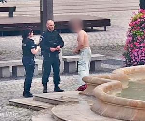 Kąpiel w miejskiej fontannie przerwana przez policję. Wszystko zarejestrował monitoring
