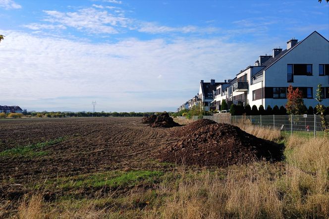 "Śmierdzący" problem na osiedlu. Mieszkańcy mają hałdy obornika pod oknami