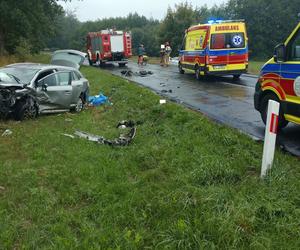 Policja wyjaśnia okoliczności wypadku koło Henrykowa. Czołowo zderzyły się dwa samochody
