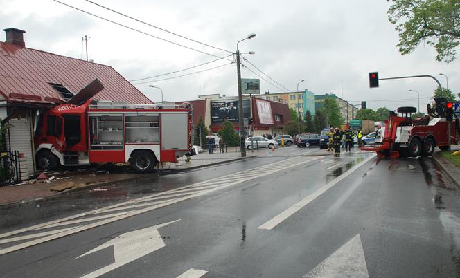 Sokółka. Wóz strażacki zderzył się z osobówką, a potem wjechał w dom. 4 osoby ranne