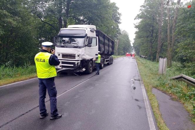 Koszmarny wypadek w Koszęcinie. Bus zderzył się z ciężarówką. Nie żyją dwie kobiety, które jechały do pracy