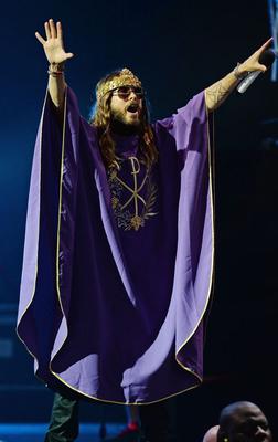 Jared Leto przebrany za księdza