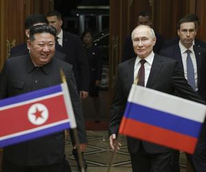 Putin w objęciach Kim Dzong Una! Przyjacielska pogawędka