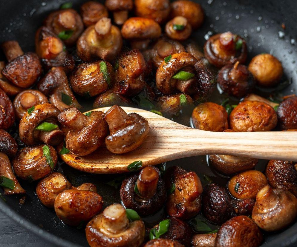 Kiedy smażę pieczarki, dodaję 2 sekretne składniki. Są aromatyczne i smakują jak grzyby leśne 