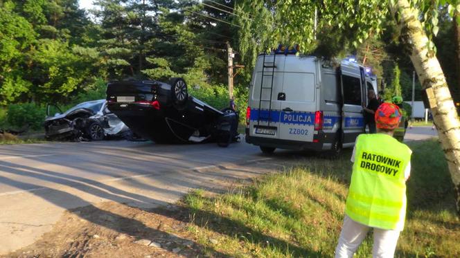 Potworna czołówka pod Legionowem. Roztrzaskane auto dachowało, są ranni