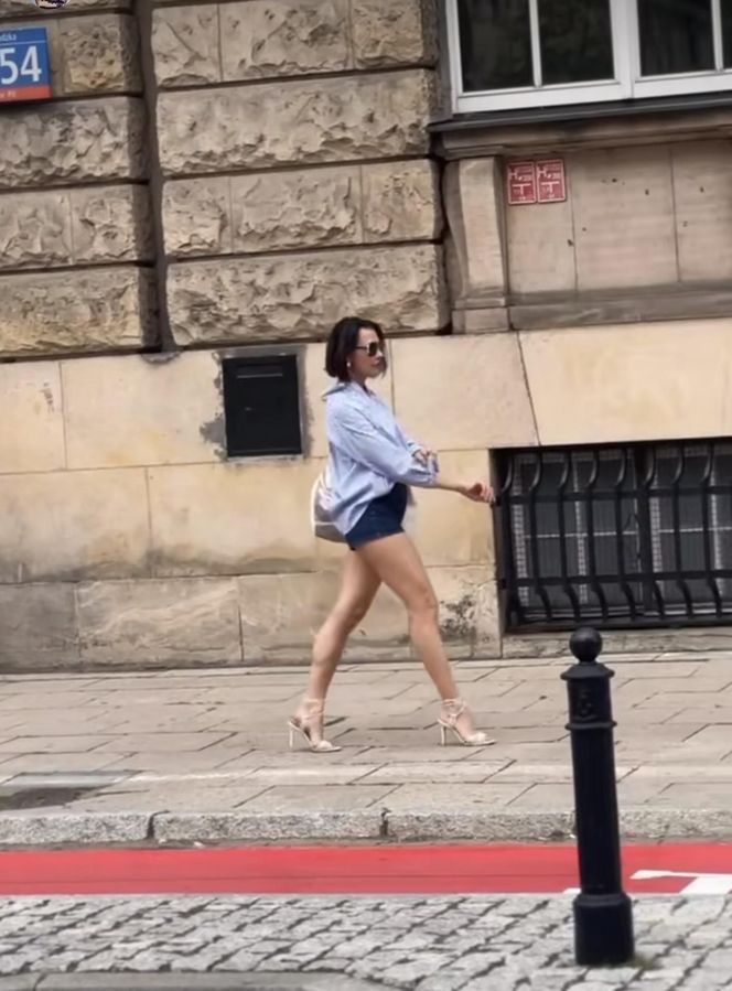 Anna Popek w krótkich szortach paraduje po mieście.