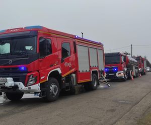 Kilkanaście wozów strażackich gasiło pożar miejscowości Kalinowy Dół 