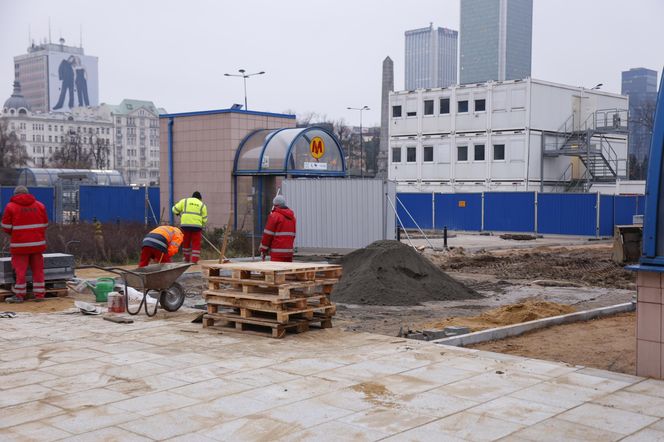 Budowa łąki kwietnej przy wejściu do metra Centrum w Warszawie