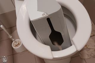 Wandale zdemolowali toaletę na dworcu w Choszcznie