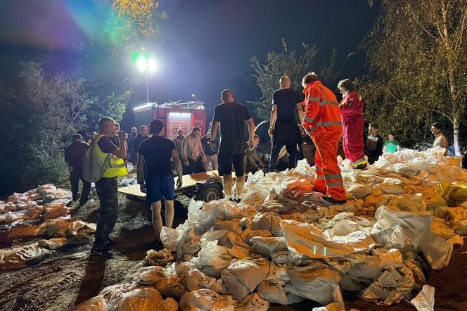 Powódź w Polsce. Zalane wsie i miasta. Tragiczna sytuacja w woj. dolnośląskim i opolskim