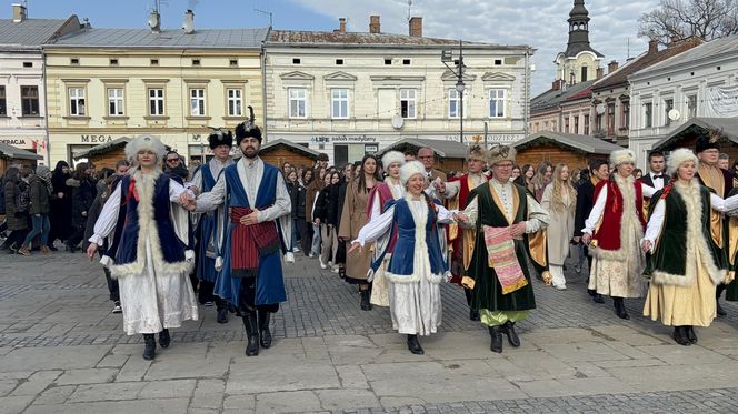 Maturzyści z Nowego Sącza zatańczyli poloneza na Rynku 