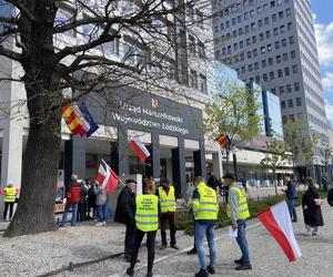 Rolnicy pod Urzędem Marszałkowskim w Łodzi. Zobacz, jak przebiega protest