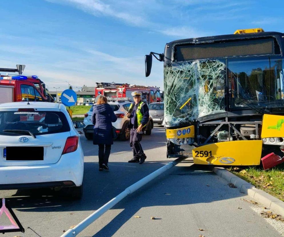 Karambol z udziałem autobusu miejskiego na skrzyżowaniu Popiełuszki i Maratońskiej w Łodzi. Są ranni 