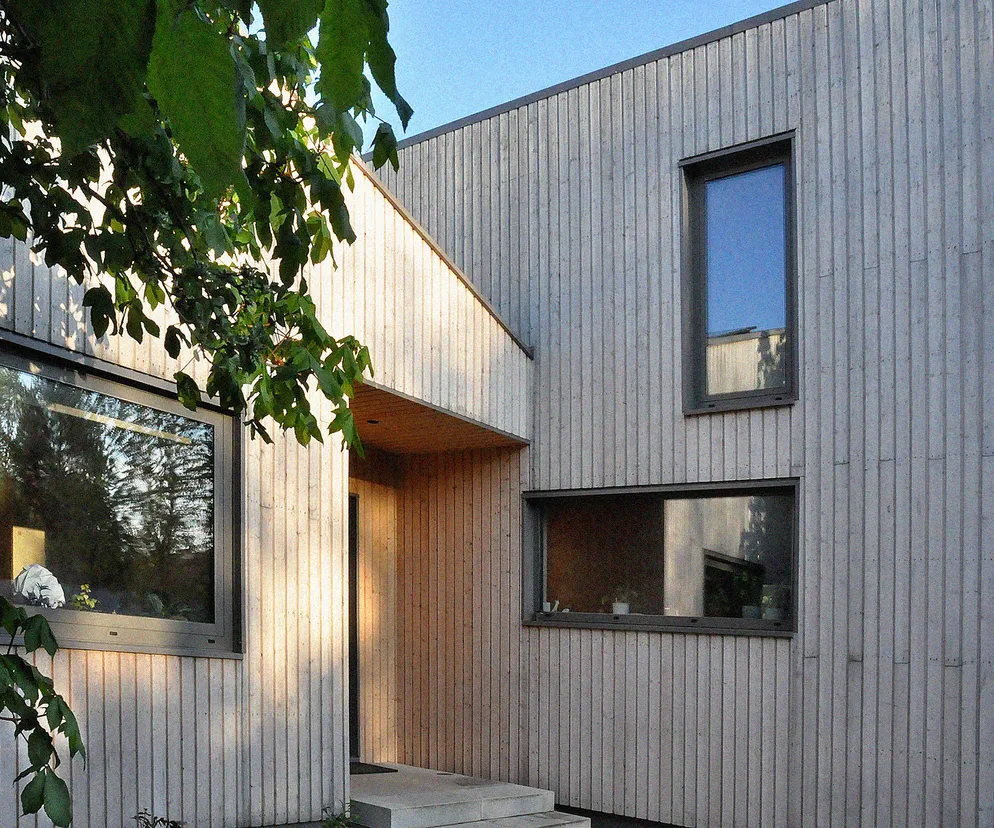 Drewniany dom architektki Oli Sowy pod Łodzią