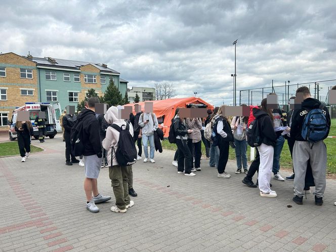 Pilna ewakuacja 300 osób ze szkoły. Uczniowie i nauczyciele wymiotują. Kilkadziesiąt osób poszkodowanych