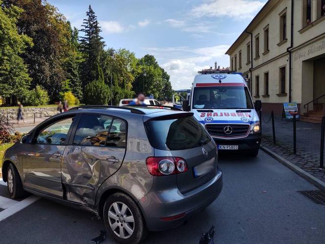 Wypadek w Nowym Sączu! Osobówka zderzyła się ze skuterem