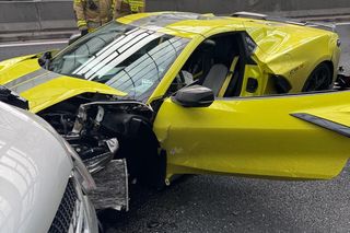 Żółta Corvette huknęła w bariery i zderzyła się z 3 samochodami! 