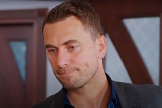 Bahar odkrywa, że Alper żyje i dalej spisuje z Cavidan.