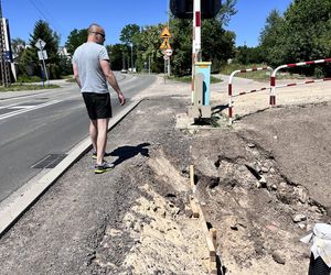 Po żwirze i nad rowem melioracyjnym. Tak muszą przechodzić piesi przez przejazd kolejowy na Piątkowie!