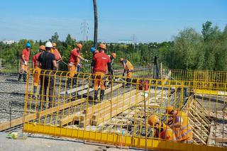 Łódź: Na wiadukcie na Dąbrowskiego praca wre!