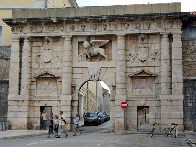Zadar to centrum kulturalne północnej Dalmacji. Z lotniska w Rzeszowie dotrzesz tam w niecałe 2 godziny