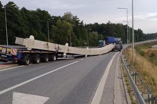 40-metrowy dźwigar wiaduktu spadł z ciężarówki i blokuje drogę. Jechał do Gdańska