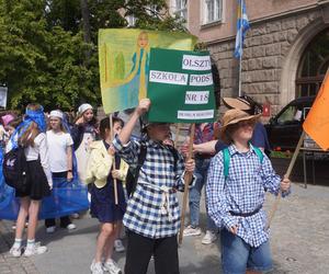  Dni Bajki 2024. W centrum Olsztyna zrobiło się bajkowo. Dzieci przejęły władzę nad miastem [ZDJĘCIA]