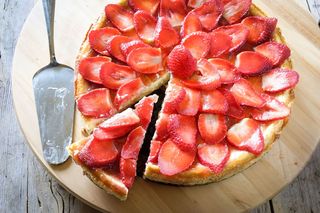 Keto ciasto z truskawkami. Prosty i dietetyczny deser, który pomoże schudnąć