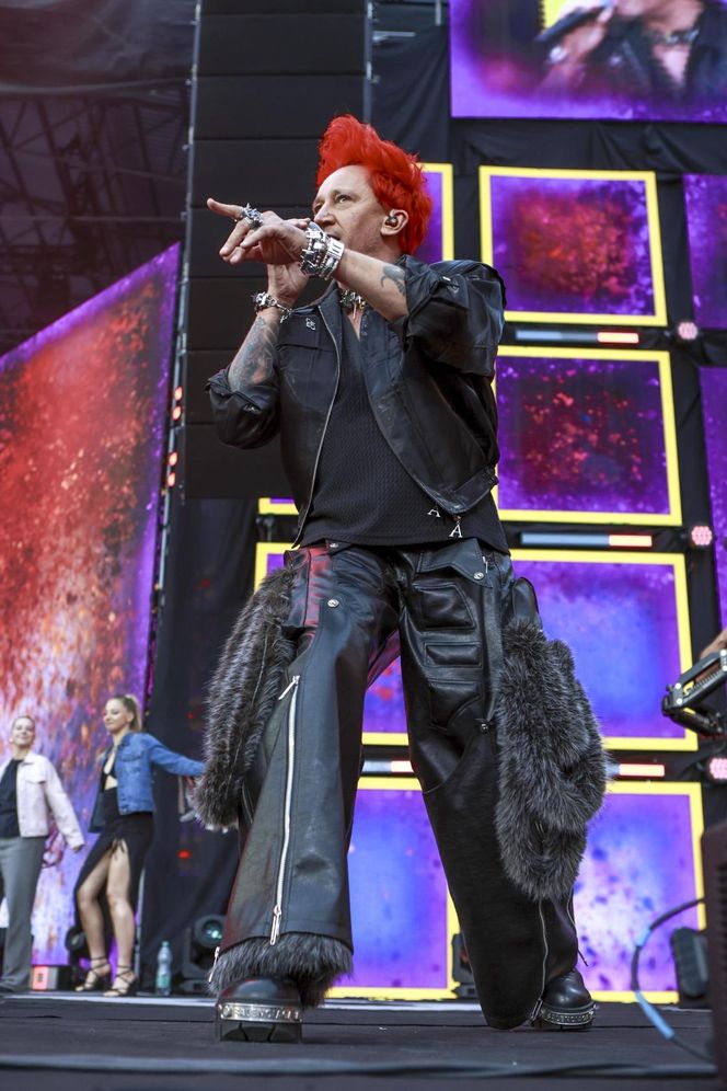 Michał Szpak tak się przejął na scenie, że zgubił mikrofon! Na szczęście nie był sam