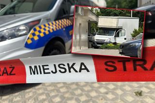 Auto wjechało w budynek sądu w Warszawie. Kierowca z impetem wyłamał szlaban