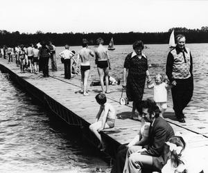 Fotografie prezentujące dzieci i dorosłych wypoczywających na plaży w Antoninie w 1980 r. APK, Urząd Wojewódzki w Kaliszu