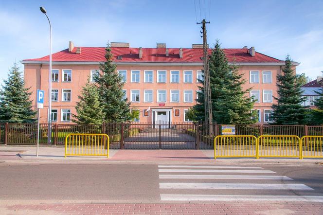 Koronawirus. Dwie dziewczynki bez prawa wstępu do szkoły. Wielka afera w Gąbinie [WIDEO]