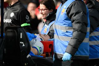 Barcelona - Deportivo: Zwieźli piłkarza na noszach po groźnym zderzeniu