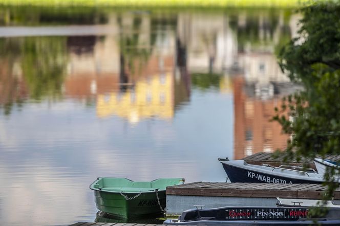 To miasteczko w województwie kujawsko-pomorskim leży na brzegu dwóch jezior. Przez wieki nękały je pożary