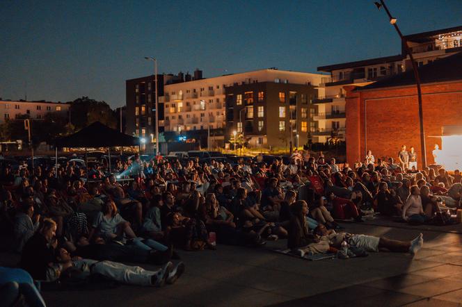 Tłumy ludzi i świetna atmosfera. Wystartowało plenerowe Kino Letnie w Centrum Historii Zajezdnia [GALERIA]