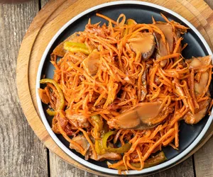 Wegańska ryba po grecku. Selerowa nibyryba w towarzystwie pysznego warzywnego sosu