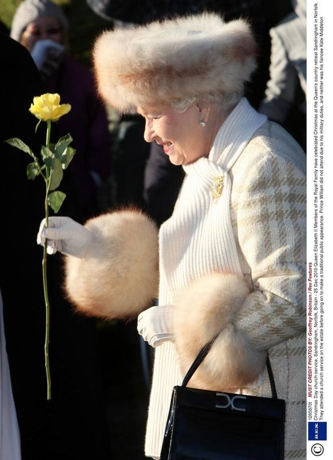 Od pół wieku nosi tę samą torebkę