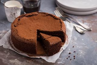 Ciasto czekoladowe bez mąki: przepis na włoskie ciasto Caprese