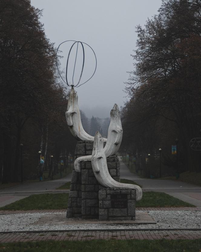 Socmodernistyczny Park Śląski - zdjęcia mozaik, architektury, rzeźb PRL