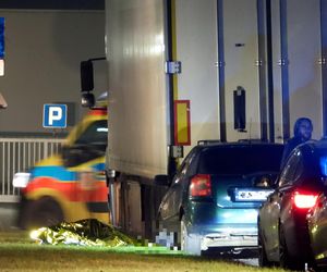 Kierowca toyoty nie przeżył potwornego uderzenia. Jego auto wbiło się w tył naczepy. Policjanci nie wykluczają jednego…