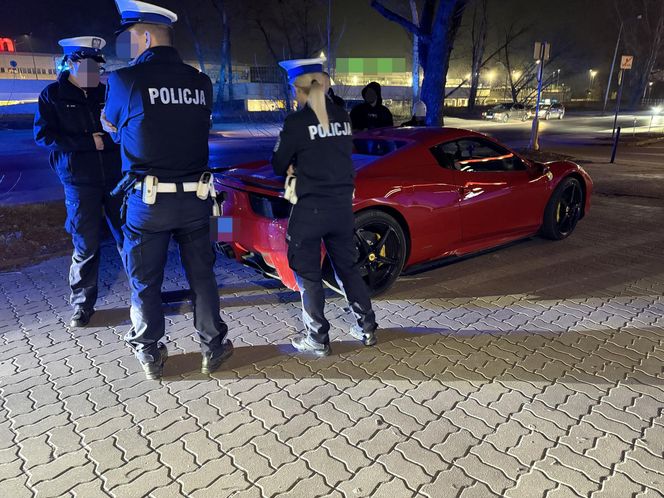 Znany TikToker driftował czerwonym Ferrari. Rozbił auto i uciekł