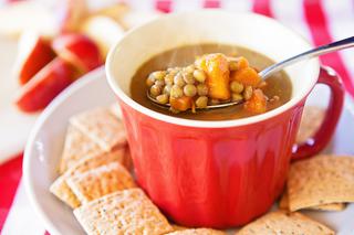 Zupa z batatów i zielonej soczewicy: przepis na wegańską zupę ze słodkich ziemniaków z soczewicą