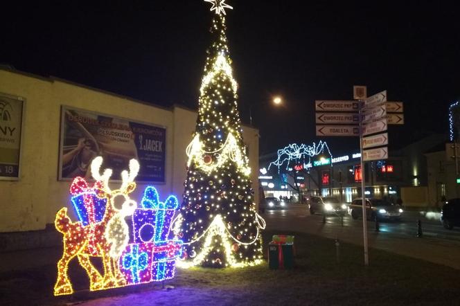Tak wyglądały niektóre z ozdób świątecznych na jednym z głównych skrzyżowań w Siedlcach w 2019 roku
