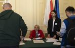 Glosowanie w wyborach prezydenckich przy polskiej ambasadzie w Paryżu