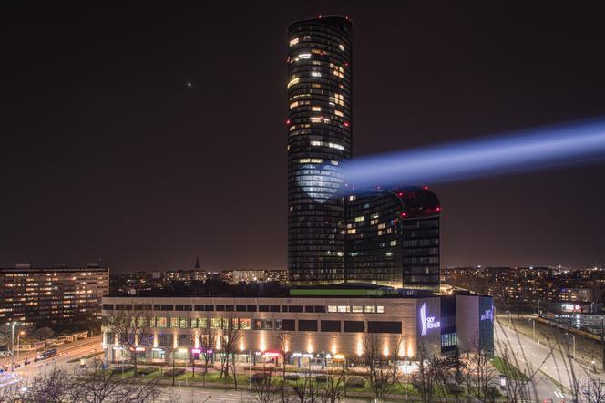 Wrocław: Ogromne serce na Sky Tower. To na znak solidarności z lekarzami