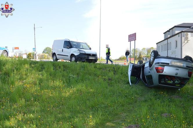 Niebezpieczne wyprzedzanie doprowadziło do wypadku. Volkwagen wypadł z drogi i dachował