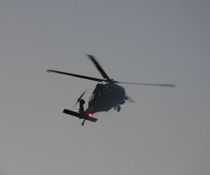 Strzały i wybuchy w Warszawie. Helikoptery nad miastem, na ulicach uzbrojone pojazdy! Co się dzieje? 	