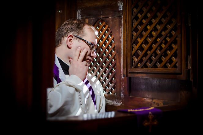 Ksiądz: zarabiam 1500zł miesięcznie, wszystko wydaję w internecie