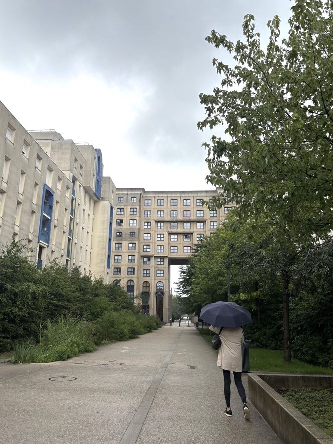 Picasso's Arenas. Budynek mieszkalny położony w Noisy-le-Grand pod Paryżem