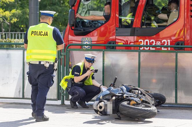 Motocyklista wjechał w przystanek